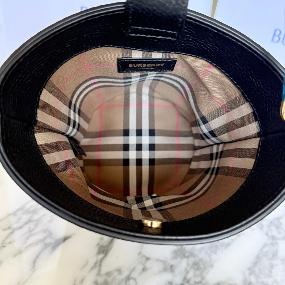 Burberry SM Bucket Bag‎ Black Pebbled Leather Interior Vintage Check 8084035